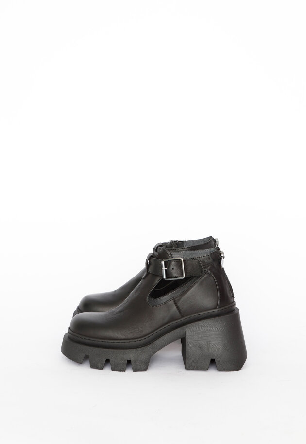 Lofina - Chunky high shoe with a buckle and zipper.