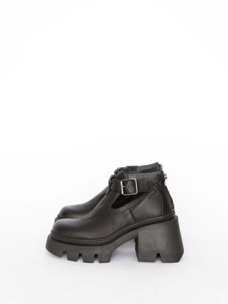 Lofina - Chunky high shoe with a buckle and zipper.