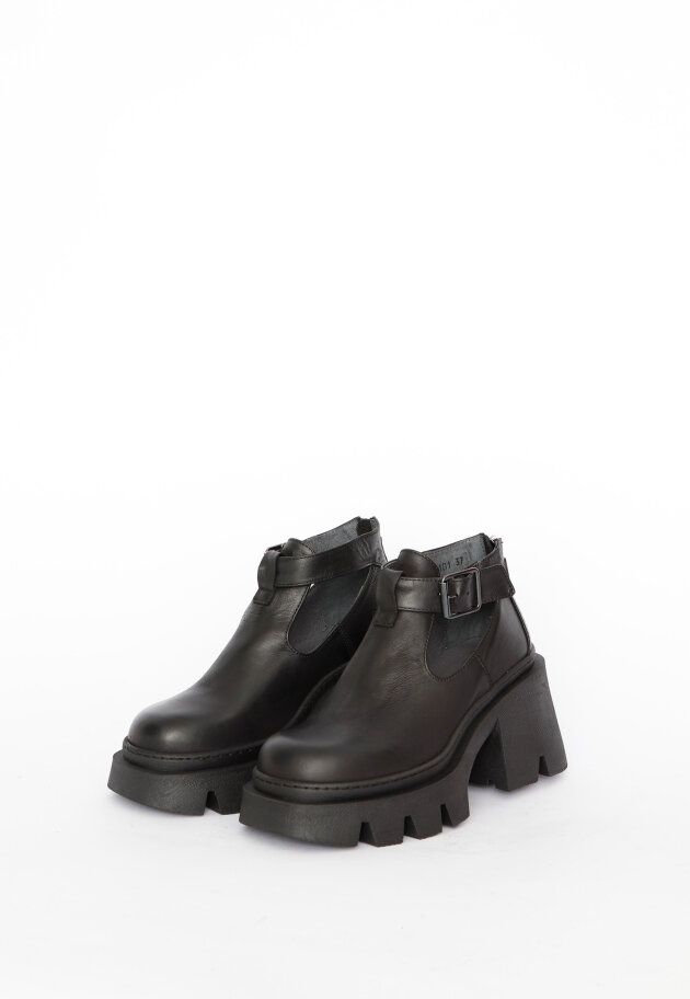 Lofina - Chunky high shoe with a buckle and zipper.