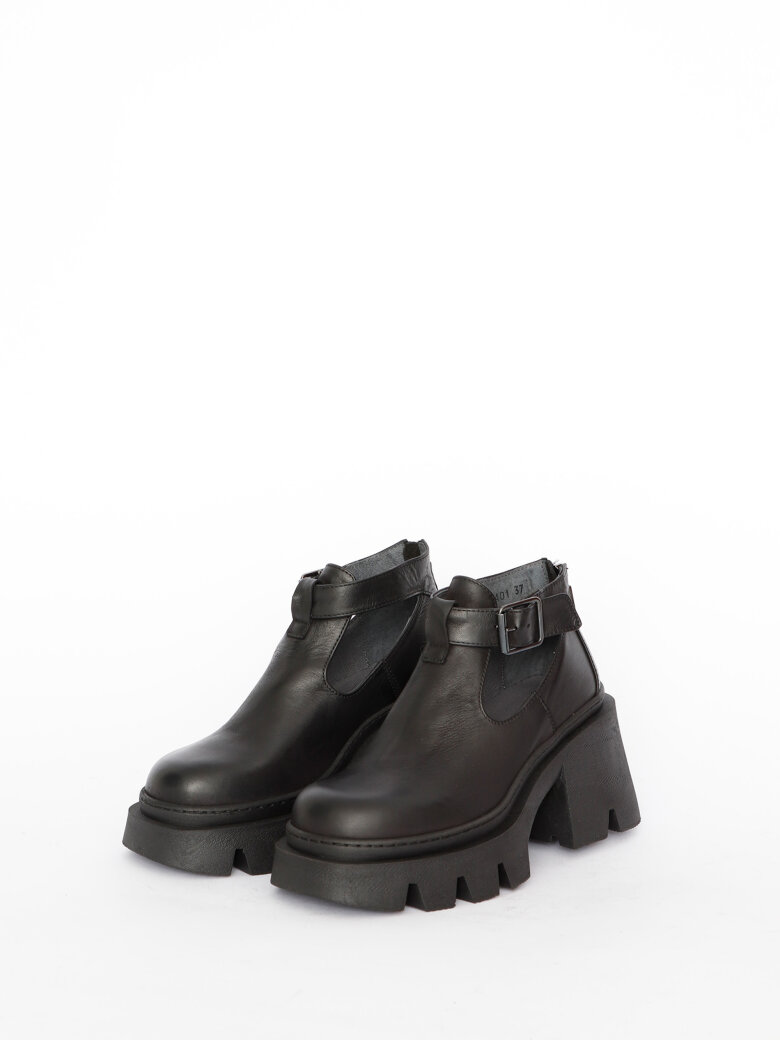 Lofina - Chunky high shoe with a buckle and zipper.