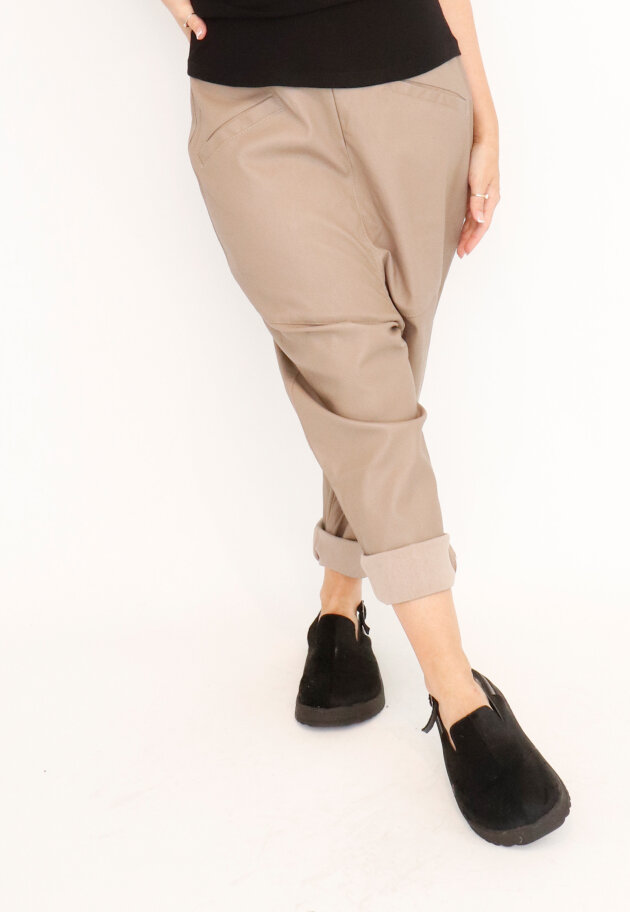 Sort Aarhus - Baggy leather pants with zipper and pockets