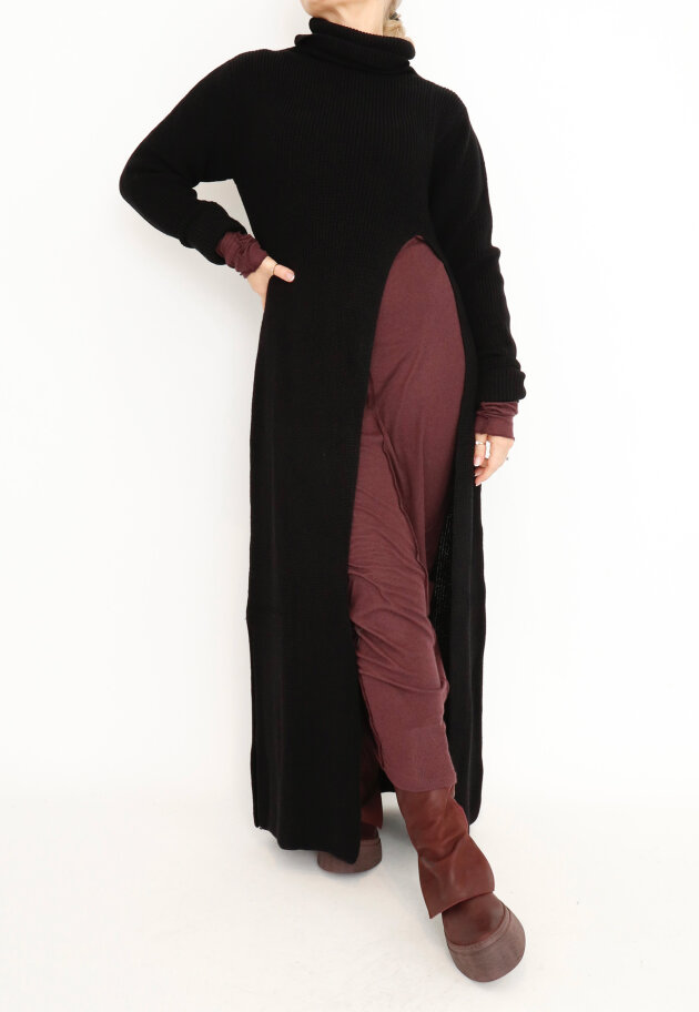 Sort Aarhus - Knitted wool dress with high slit and high neck