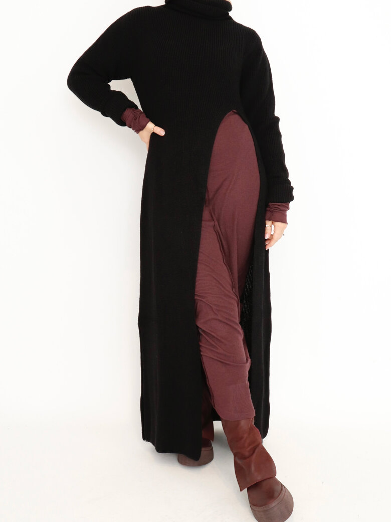 Sort Aarhus - Knitted wool dress with high slit and high neck