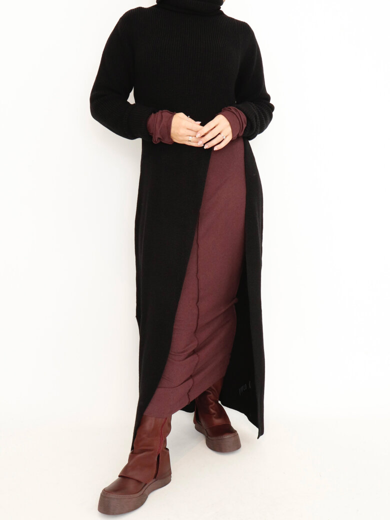 Sort Aarhus - Knitted wool dress with high slit and high neck