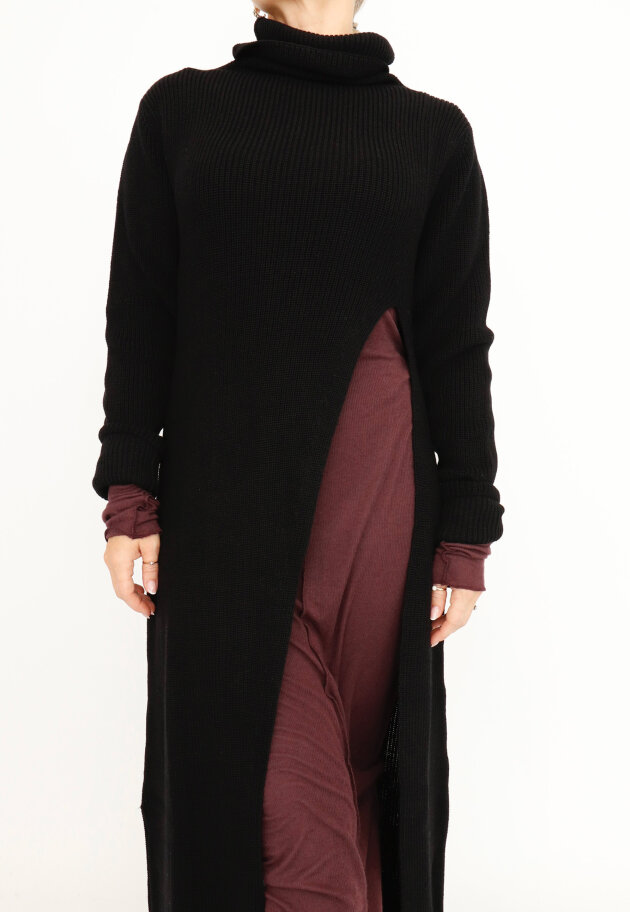 Sort Aarhus - Knitted wool dress with high slit and high neck