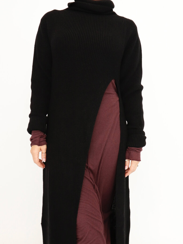 Sort Aarhus - Knitted wool dress with high slit and high neck