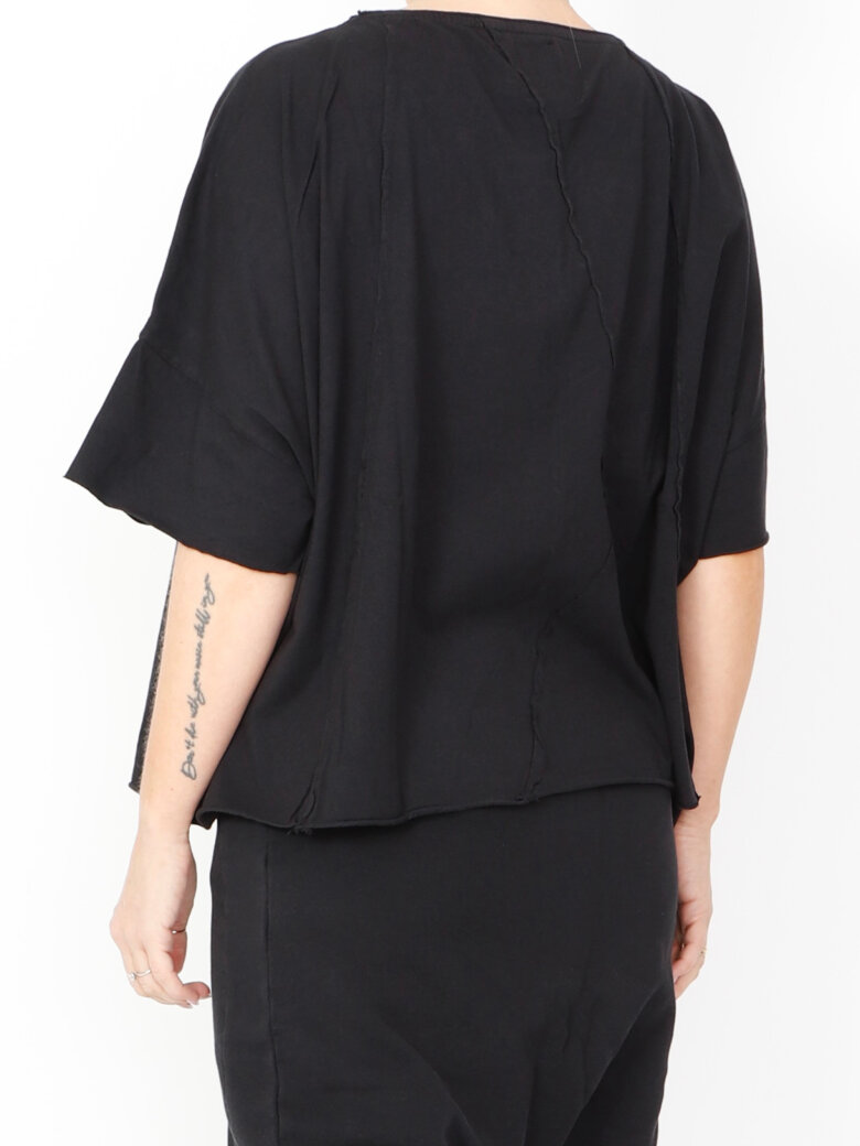 Sort Aarhus - Asymmetrical and raw t-shirt