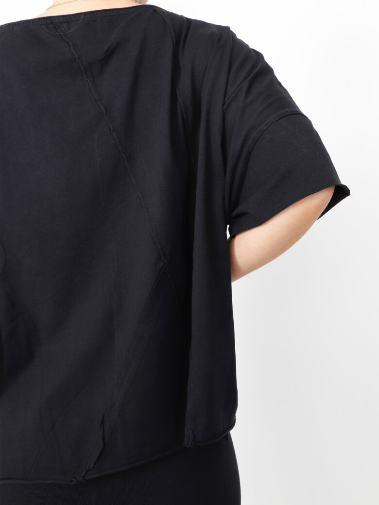 Sort Aarhus - Asymmetrical and raw t-shirt