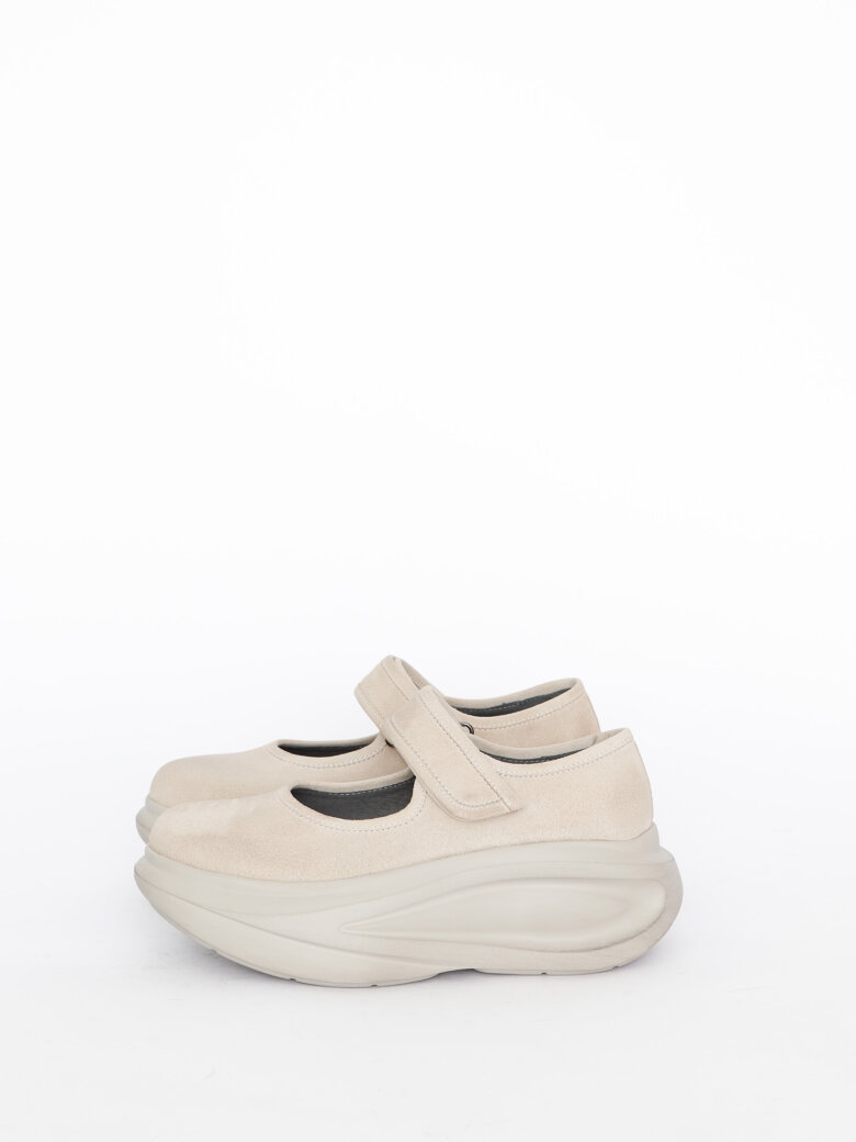 Lofina - Open shoes with velcro closure.