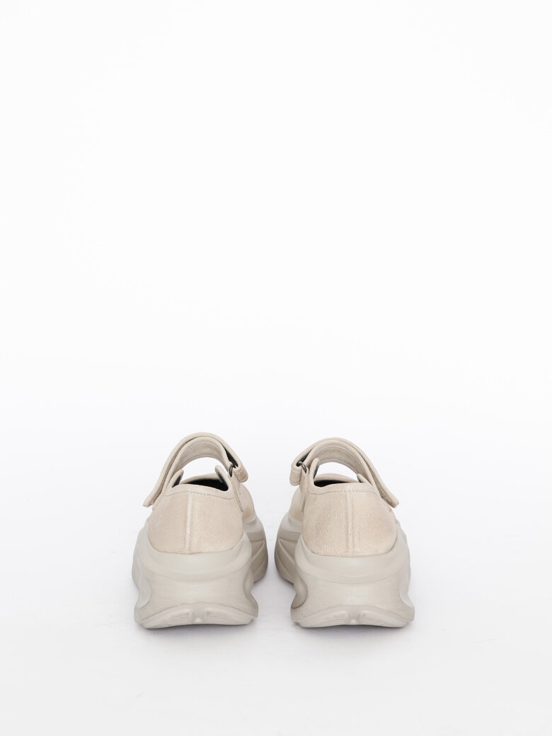 Lofina - Open shoes with velcro closure.