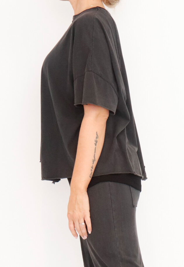 Sort Aarhus - Asymmetrical and raw t-shirt