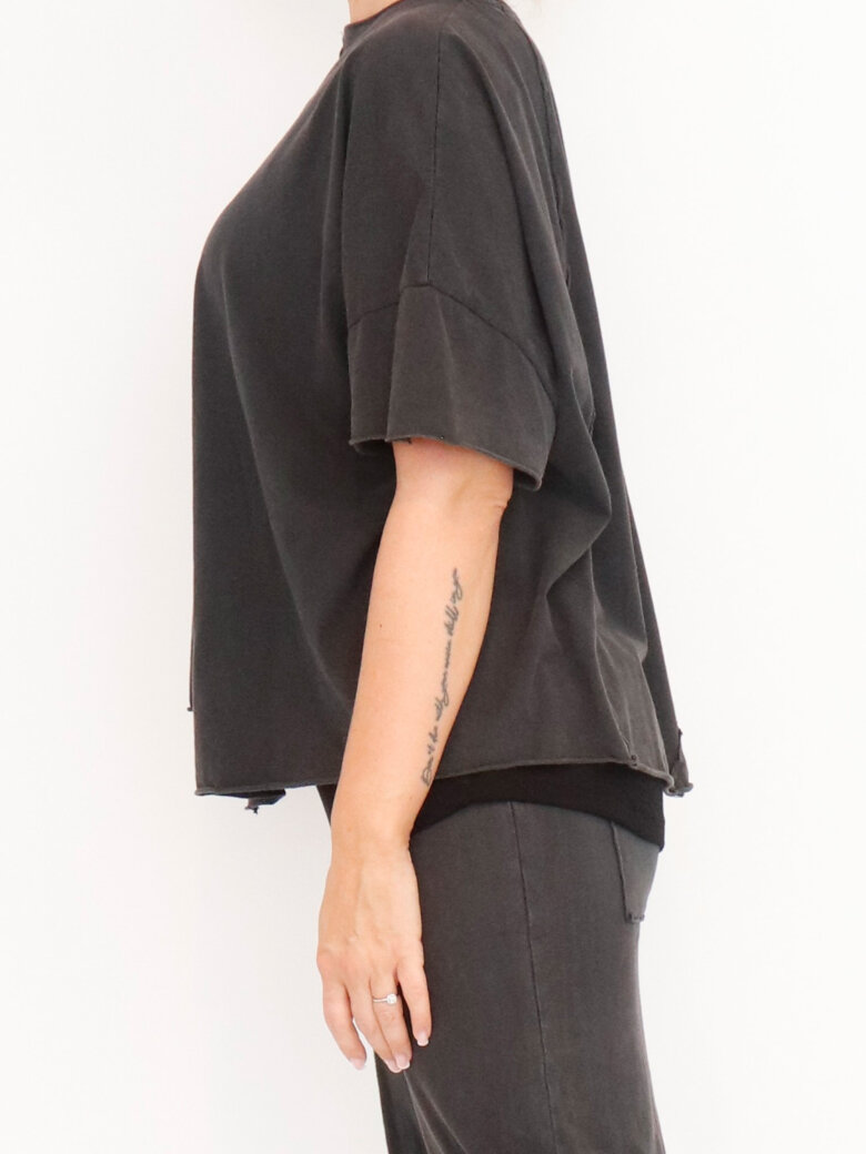 Sort Aarhus - Asymmetrical and raw t-shirt