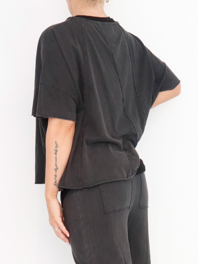 Sort Aarhus - Asymmetrical and raw t-shirt